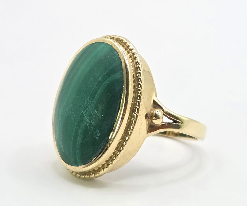 3227 Vintage: 9ct Yellow Gold Malachite Oval Cabochon Ring