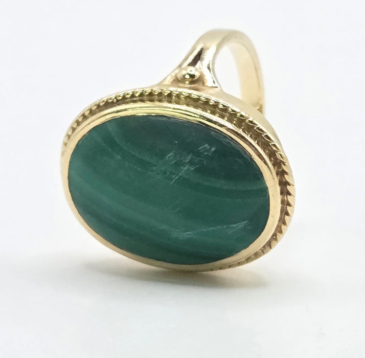 3227 Vintage: 9ct Yellow Gold Malachite Oval Cabochon Ring
