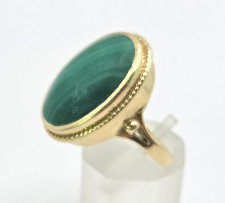 3227 Vintage: 9ct Yellow Gold Malachite Oval Cabochon Ring
