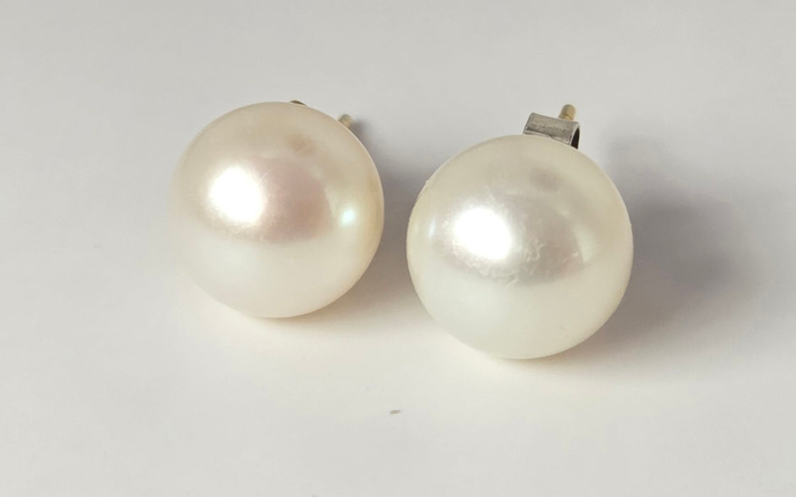 3224 Vintage: 9ct Yellow Gold Cultured Pearl Stud Earrings