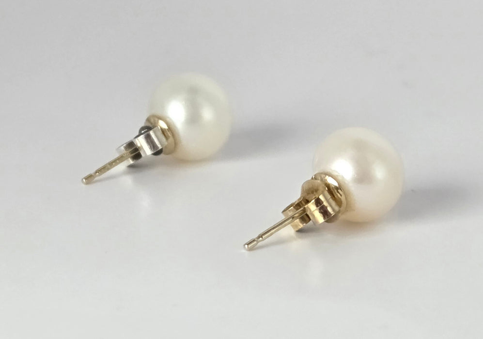 3224 Vintage: 9ct Yellow Gold Cultured Pearl Stud Earrings