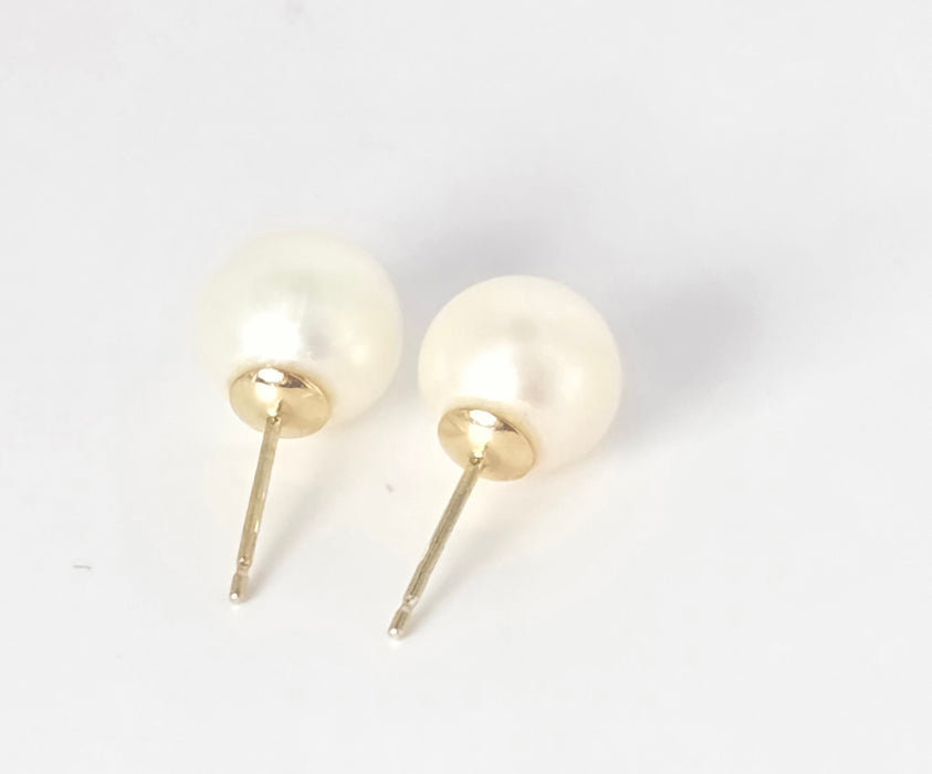 3224 Vintage: 9ct Yellow Gold Cultured Pearl Stud Earrings