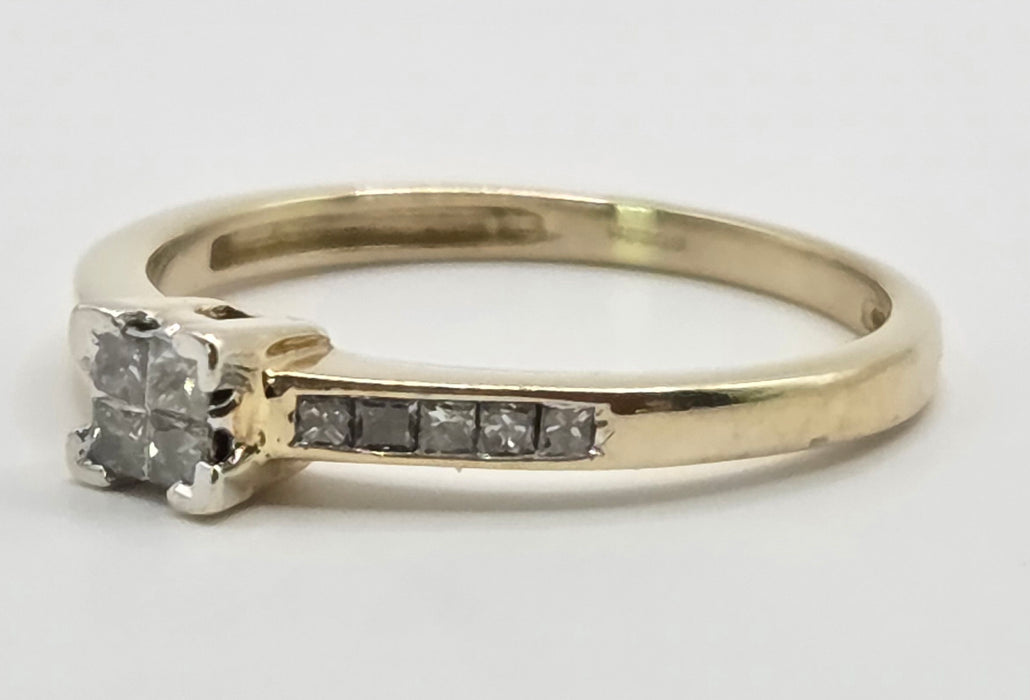 3030 Vintage: 9ct Yellow Gold Princess Cut Diamond Cluster Ring