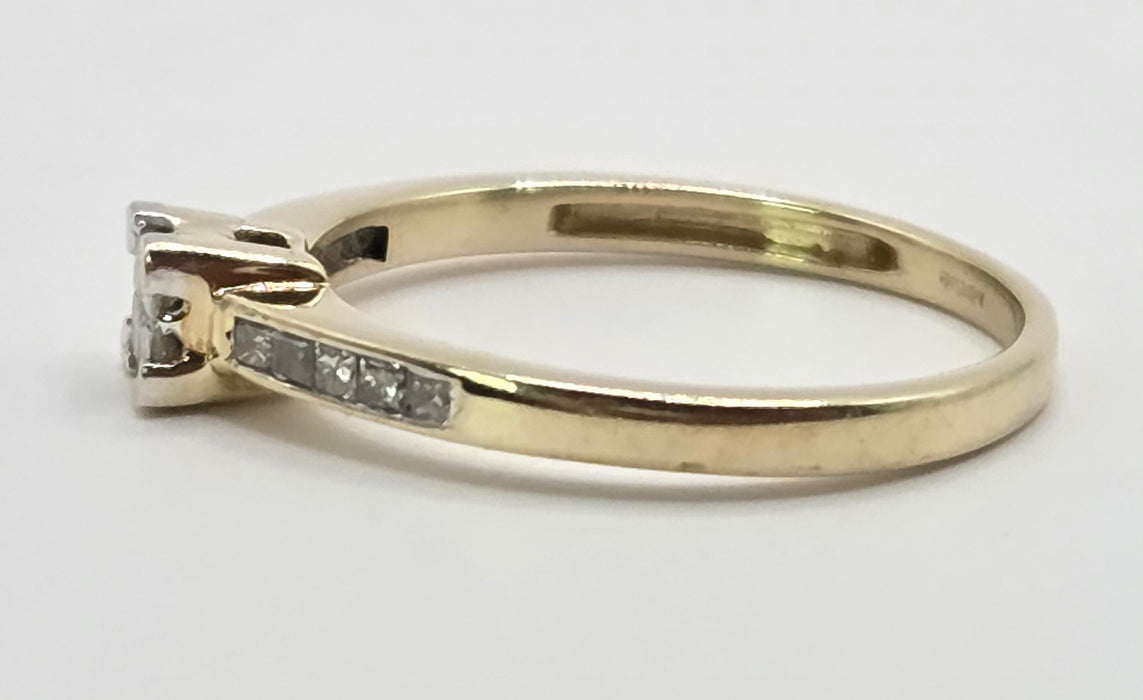 3030 Vintage: 9ct Yellow Gold Princess Cut Diamond Cluster Ring
