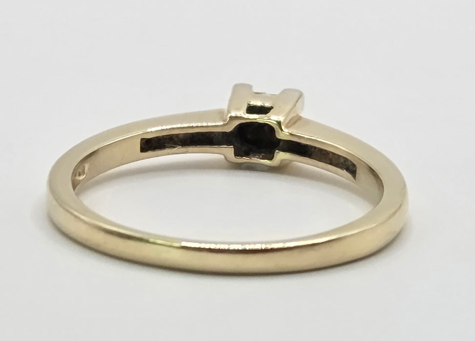 3030 Vintage: 9ct Yellow Gold Princess Cut Diamond Cluster Ring
