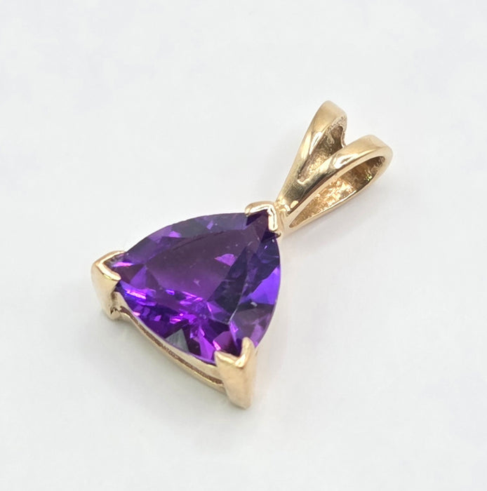 3034 Vintage: 9ct Yellow Gold Amethyst Trillion Pendant