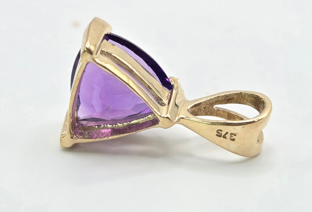 3034 Vintage: 9ct Yellow Gold Amethyst Trillion Pendant