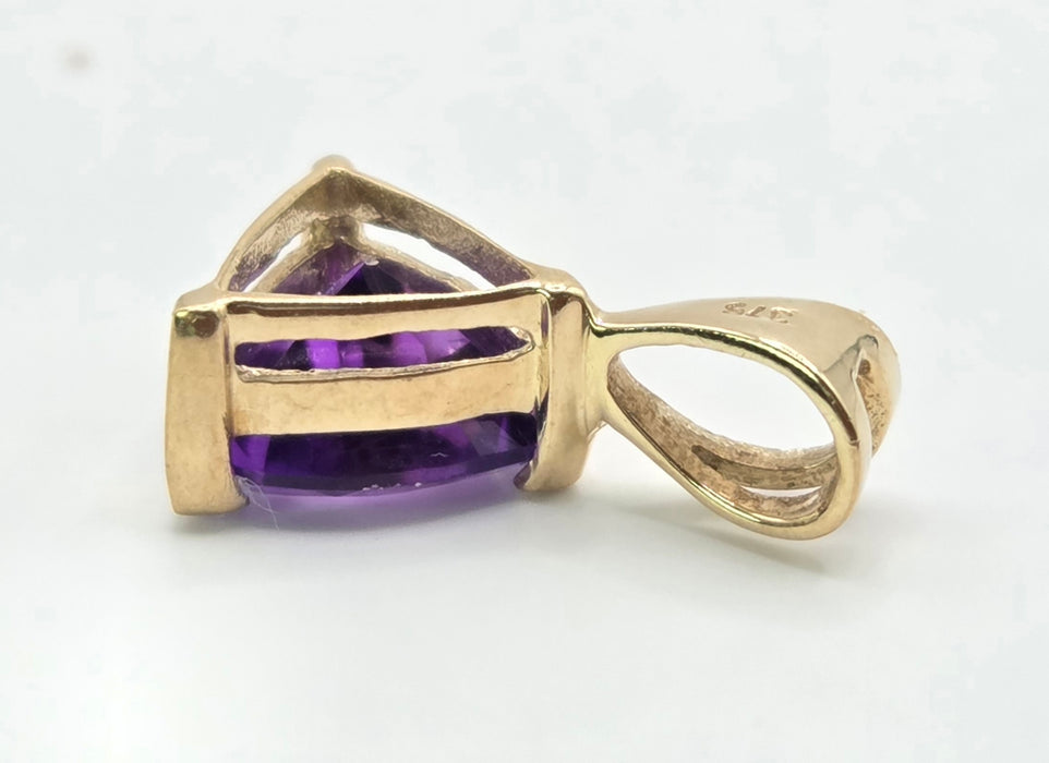 3034 Vintage: 9ct Yellow Gold Amethyst Trillion Pendant