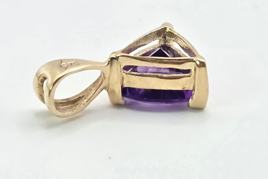 3034 Vintage: 9ct Yellow Gold Amethyst Trillion Pendant