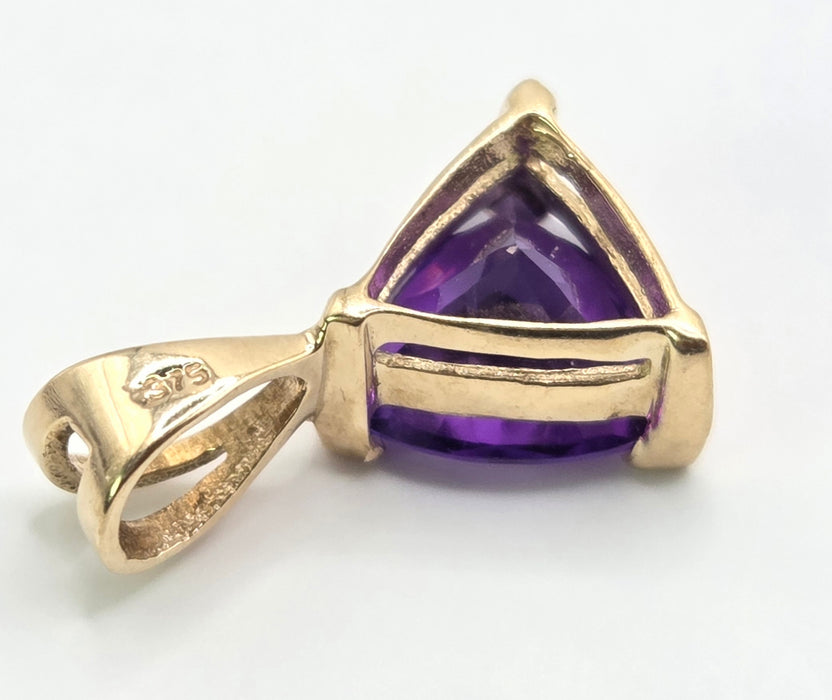 3034 Vintage: 9ct Yellow Gold Amethyst Trillion Pendant