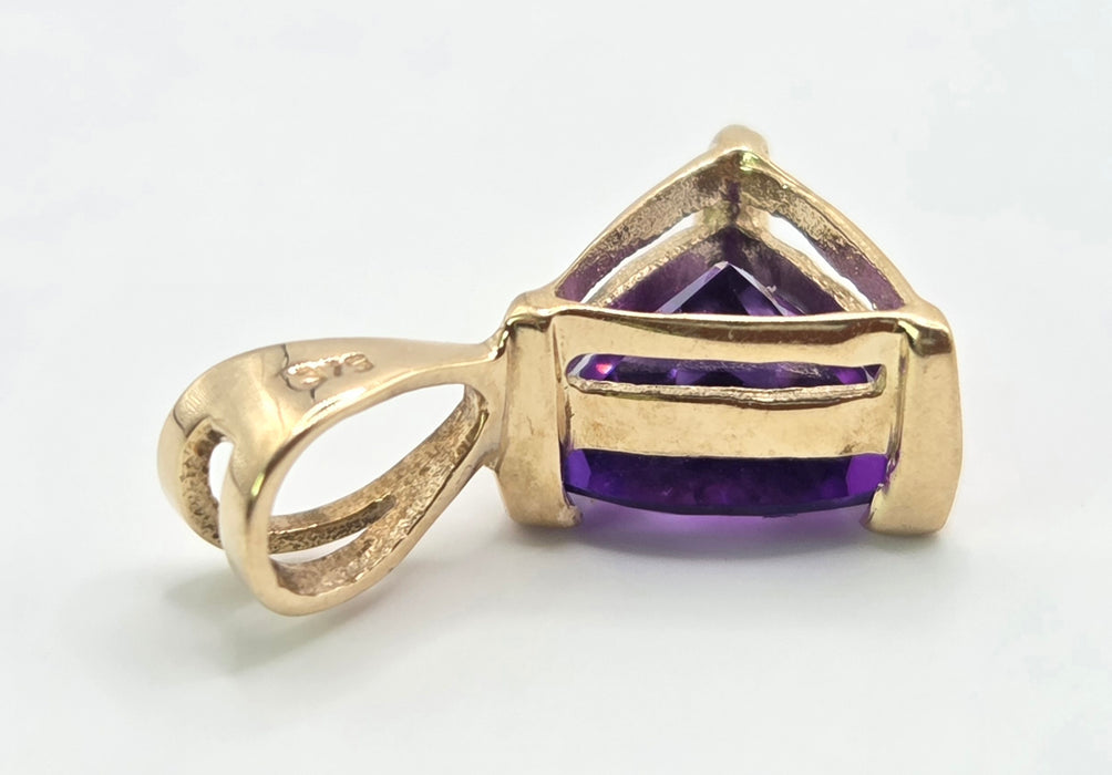 3034 Vintage: 9ct Yellow Gold Amethyst Trillion Pendant