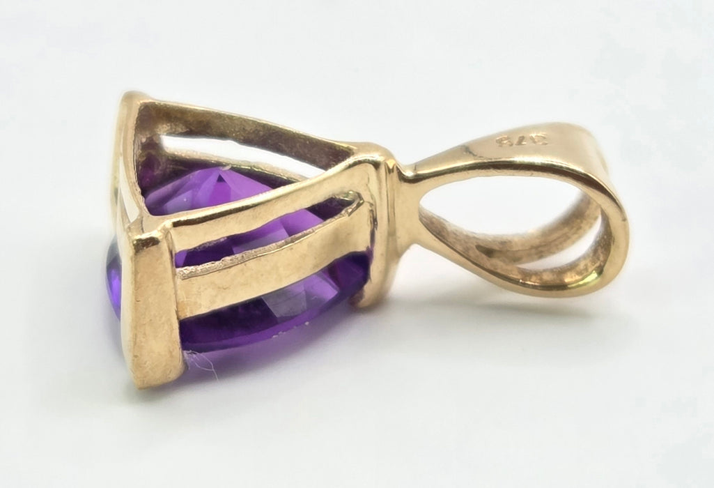 3034 Vintage: 9ct Yellow Gold Amethyst Trillion Pendant