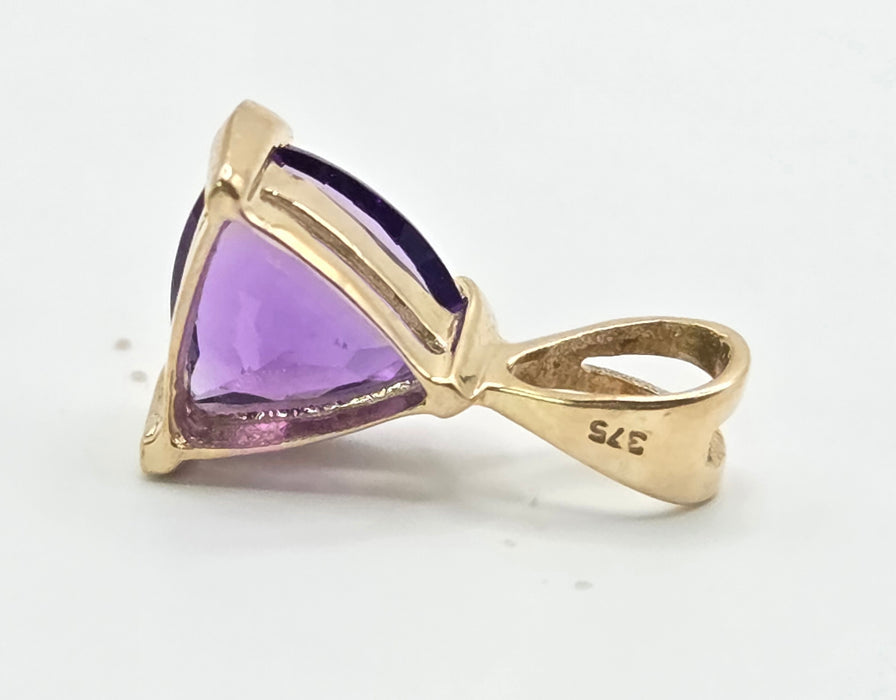 3034 Vintage: 9ct Yellow Gold Amethyst Trillion Pendant