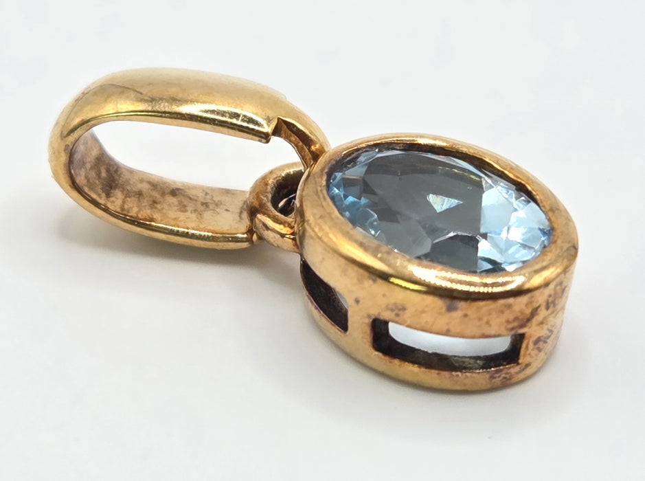 3036 Vintage: 9ct Yellow Gold Blue Topaz Pendant