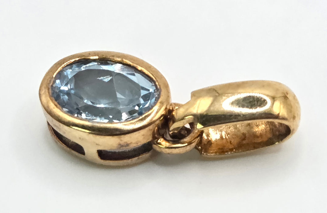 3036 Vintage: 9ct Yellow Gold Blue Topaz Pendant