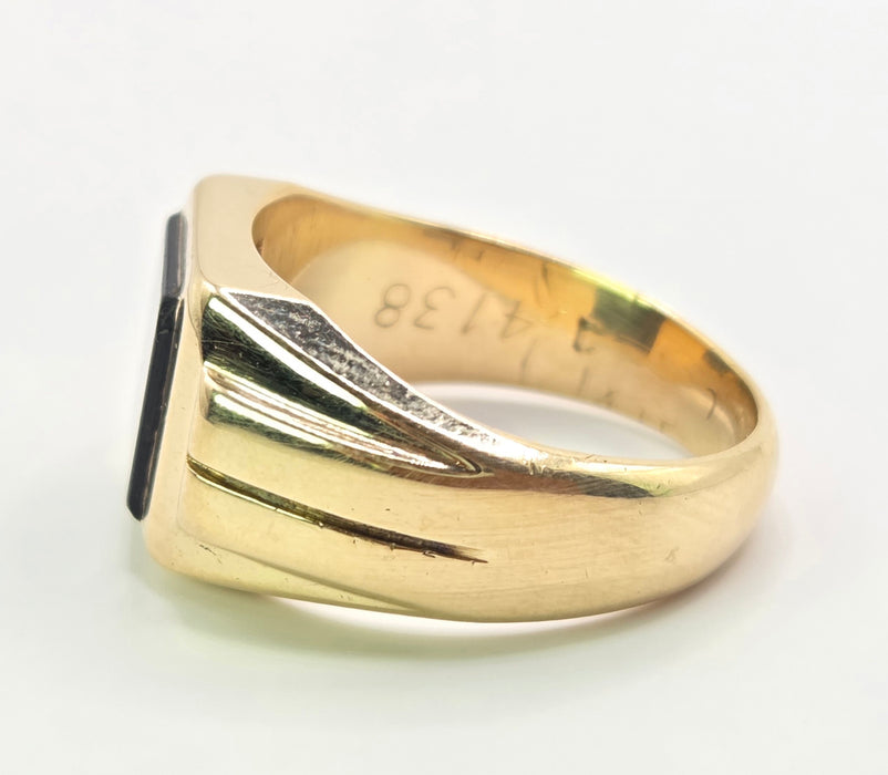 3126 Vintage: 9ct Yellow Gold Black Onyx Signet Ring