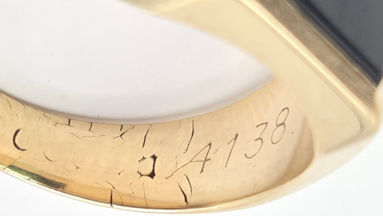 3126 Vintage: 9ct Yellow Gold Black Onyx Signet Ring