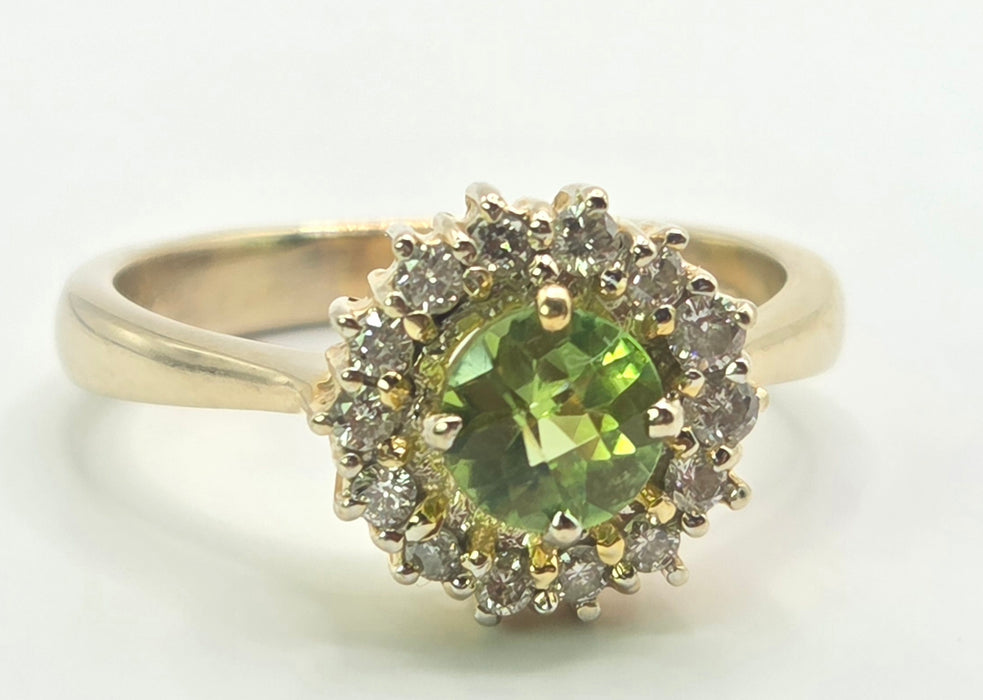 3211 Vintage: 18ct Yellow Gold Peridot & Diamond Cluster Ring