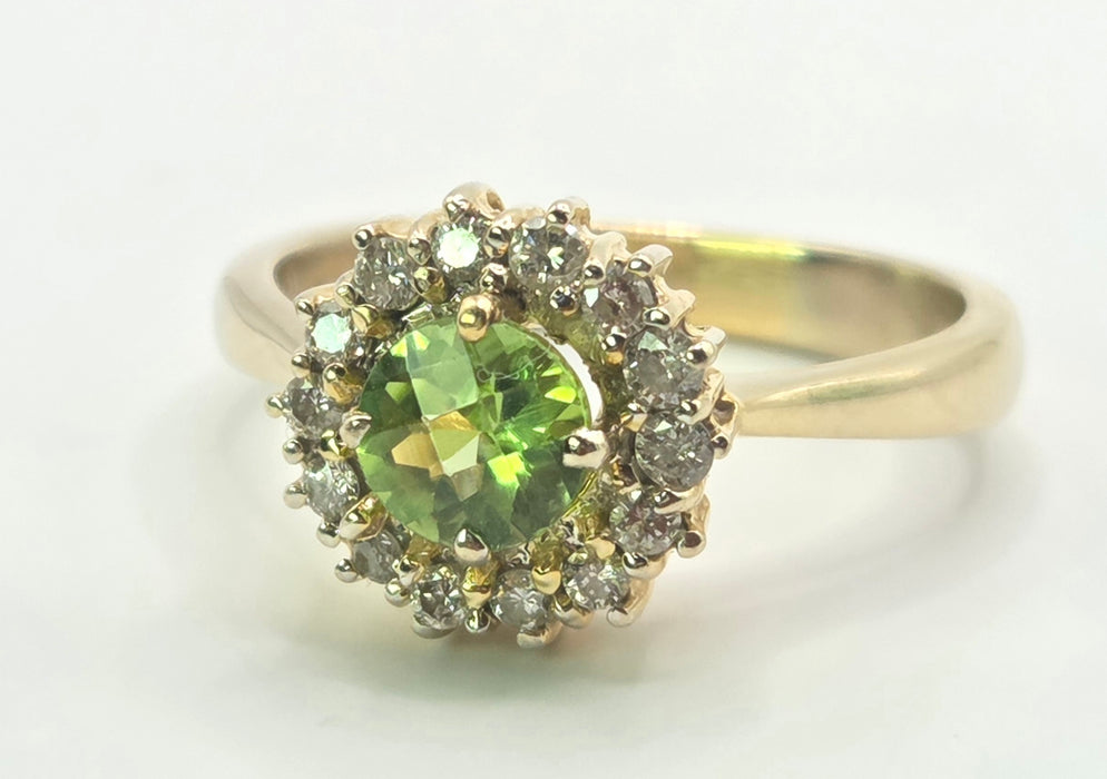 3211 Vintage: 18ct Yellow Gold Peridot & Diamond Cluster Ring