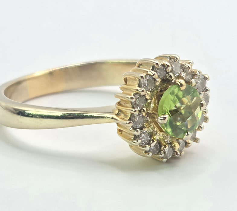 3211 Vintage: 18ct Yellow Gold Peridot & Diamond Cluster Ring
