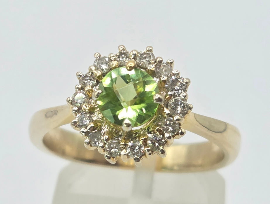 3211 Vintage: 18ct Yellow Gold Peridot & Diamond Cluster Ring