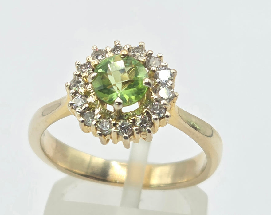3211 Vintage: 18ct Yellow Gold Peridot & Diamond Cluster Ring
