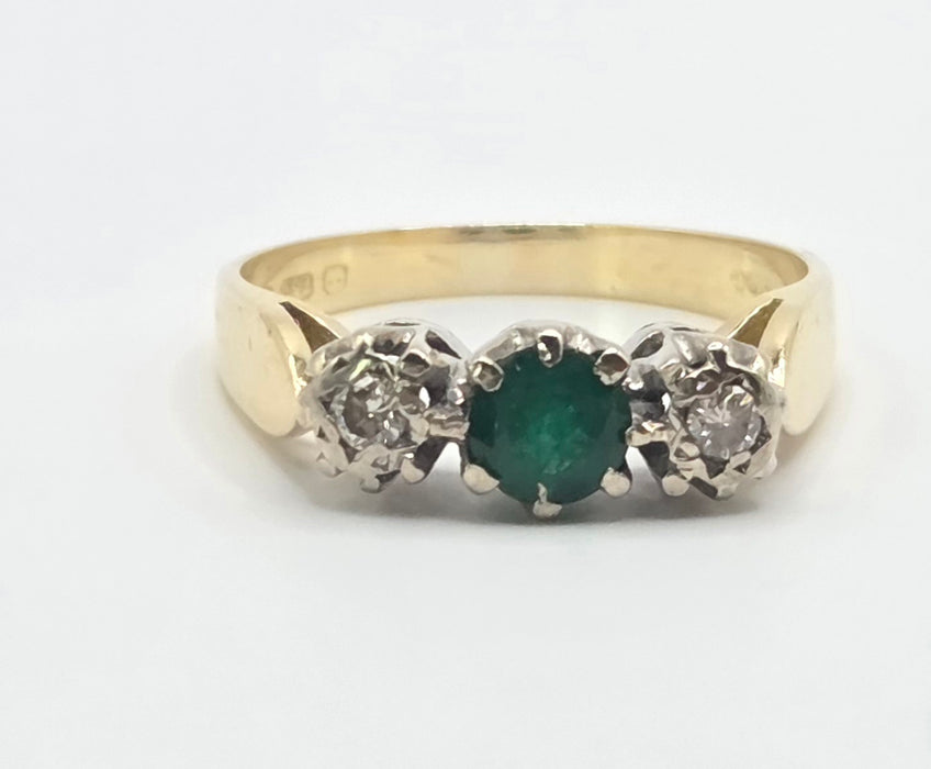 3147 Vintage: 18ct Yellow Gold Emerald & Diamond Three Stone Ring — London 1976
