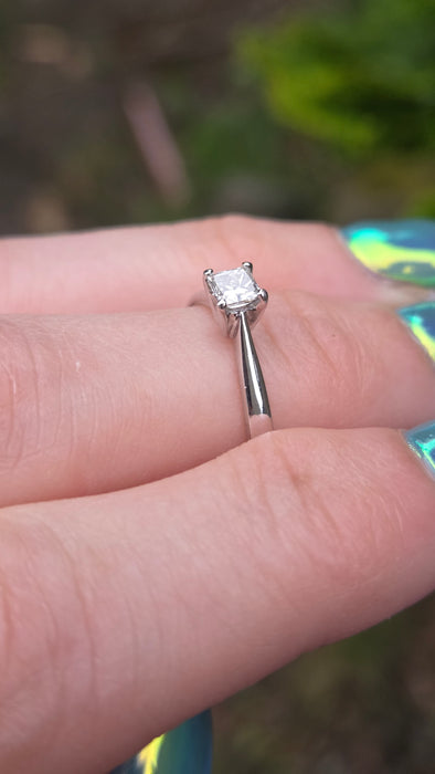 3130 Vintage: 18ct White Gold Princess Cut Diamond Solitaire Ring