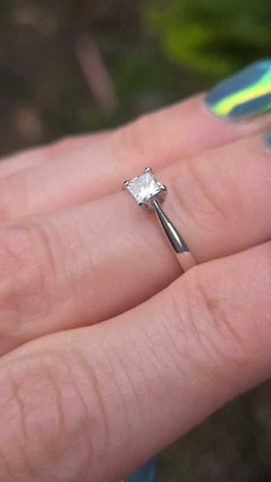 3130 Vintage: 18ct White Gold Princess Cut Diamond Solitaire Ring
