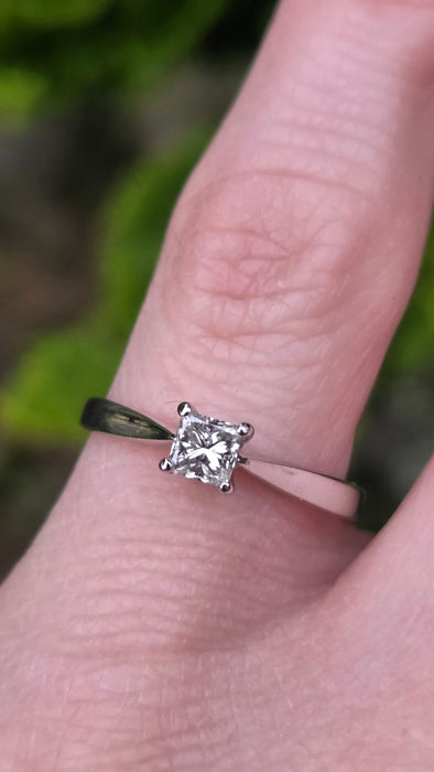 3130 Vintage: 18ct White Gold Princess Cut Diamond Solitaire Ring
