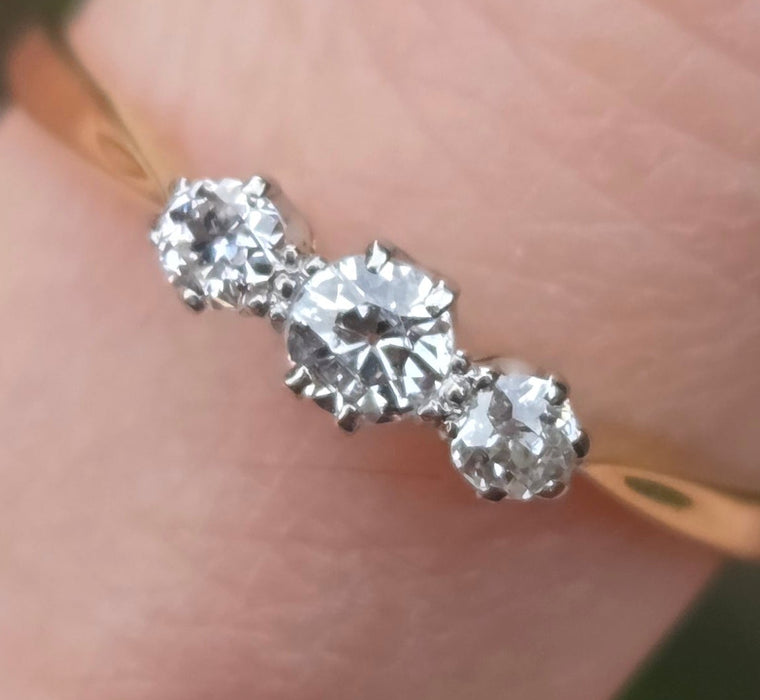 3025 Vintage: 18ct Yellow Gold Three Stone Diamond Ring
