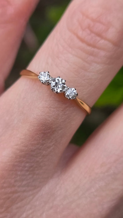 3025 Vintage: 18ct Yellow Gold Three Stone Diamond Ring