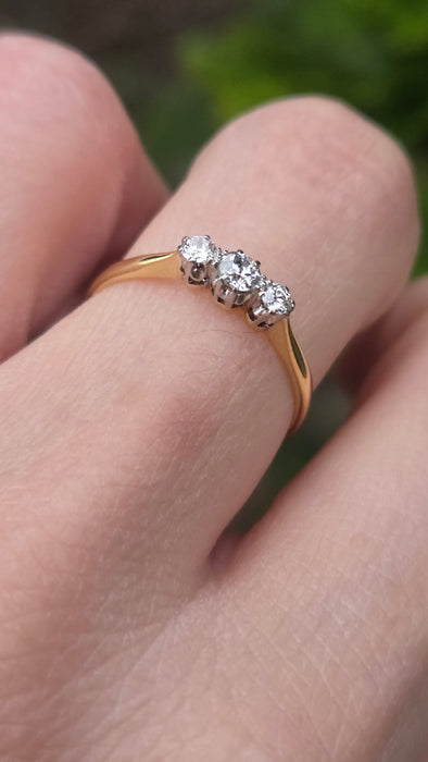 3025 Vintage: 18ct Yellow Gold Three Stone Diamond Ring