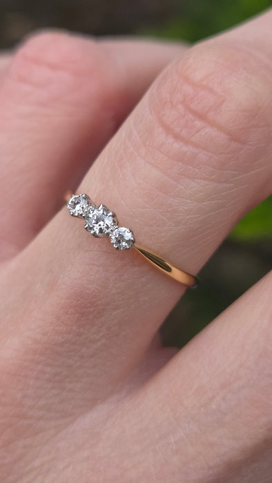 3025 Vintage: 18ct Yellow Gold Three Stone Diamond Ring