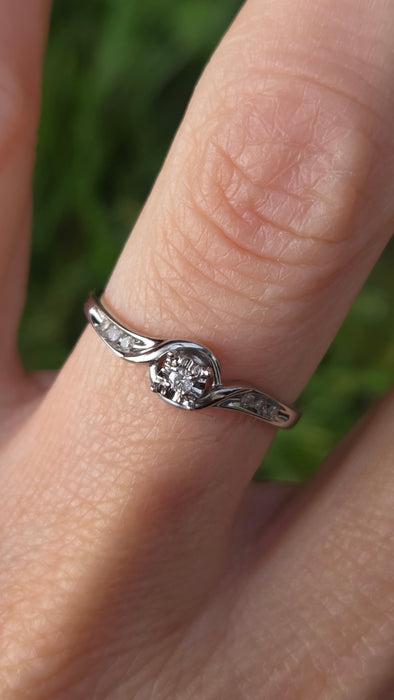 3032 Vintage: 9ct White Gold Seven Diamond Twist Ring