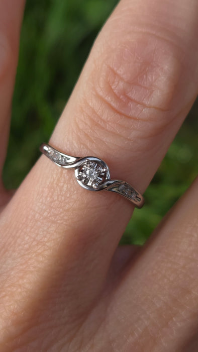 3032 Vintage: 9ct White Gold Seven Diamond Twist Ring