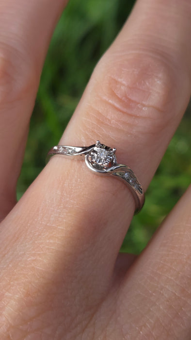 3032 Vintage: 9ct White Gold Seven Diamond Twist Ring