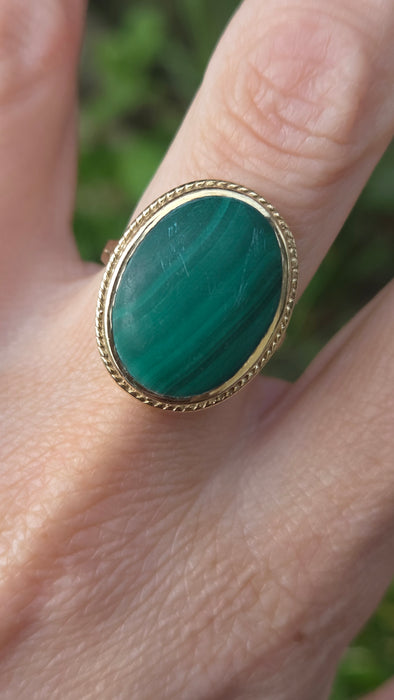 3227 Vintage: 9ct Yellow Gold Malachite Oval Cabochon Ring