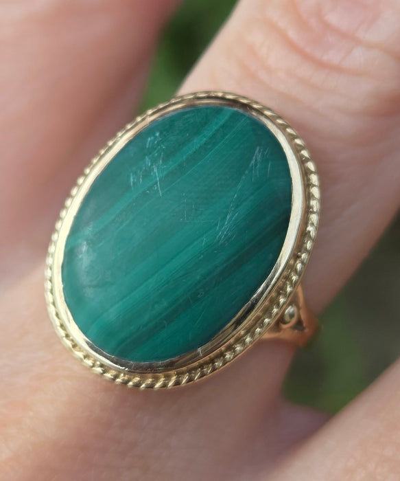 3227 Vintage: 9ct Yellow Gold Malachite Oval Cabochon Ring