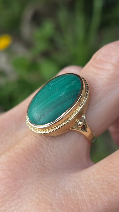 3227 Vintage: 9ct Yellow Gold Malachite Oval Cabochon Ring