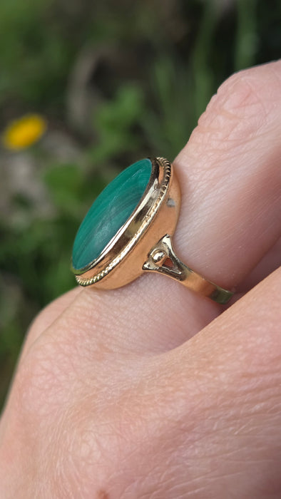 3227 Vintage: 9ct Yellow Gold Malachite Oval Cabochon Ring