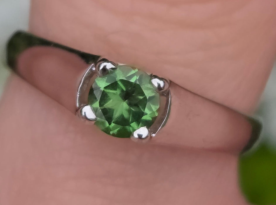 6515 Vintage: 9ct White Gold Demantoid Garnet Solitaire Ring