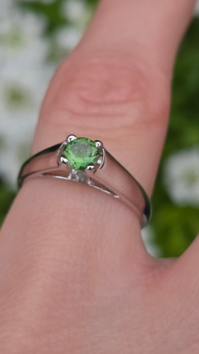 6515 Vintage: 9ct White Gold Demantoid Garnet Solitaire Ring