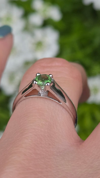 6515 Vintage: 9ct White Gold Demantoid Garnet Solitaire Ring