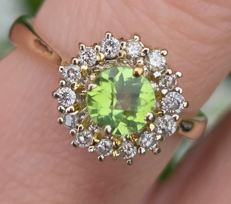 3211 Vintage: 18ct Yellow Gold Peridot & Diamond Cluster Ring