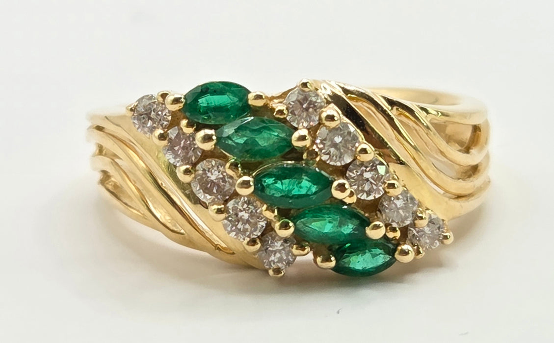 6252 Vintage: 14ct Yellow Gold Emerald & Diamond Cluster Ring