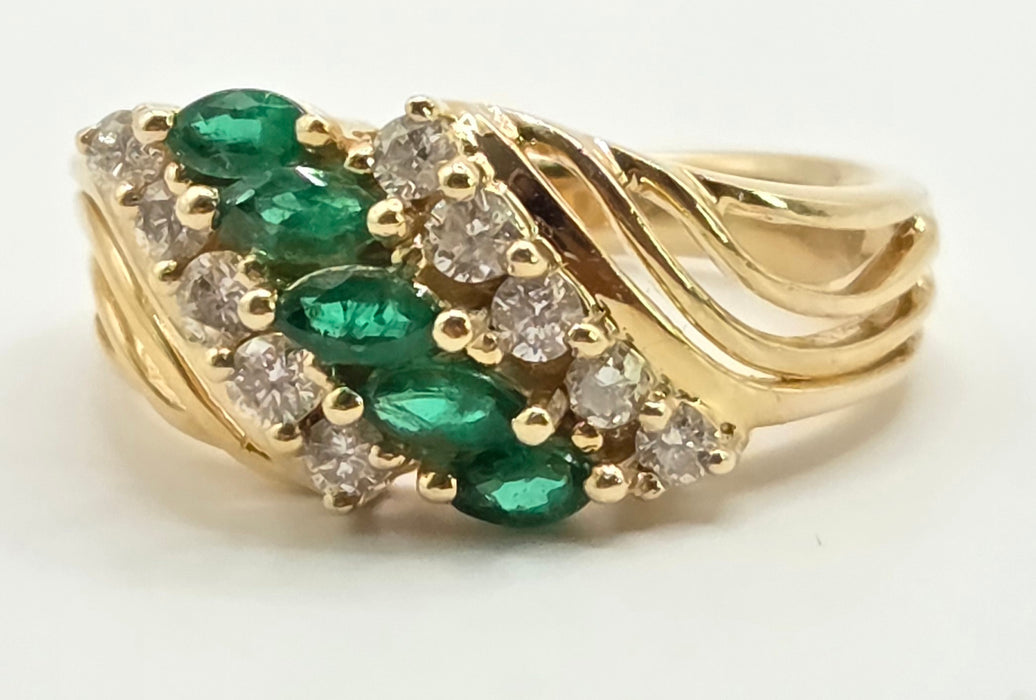 6252 Vintage: 14ct Yellow Gold Emerald & Diamond Cluster Ring