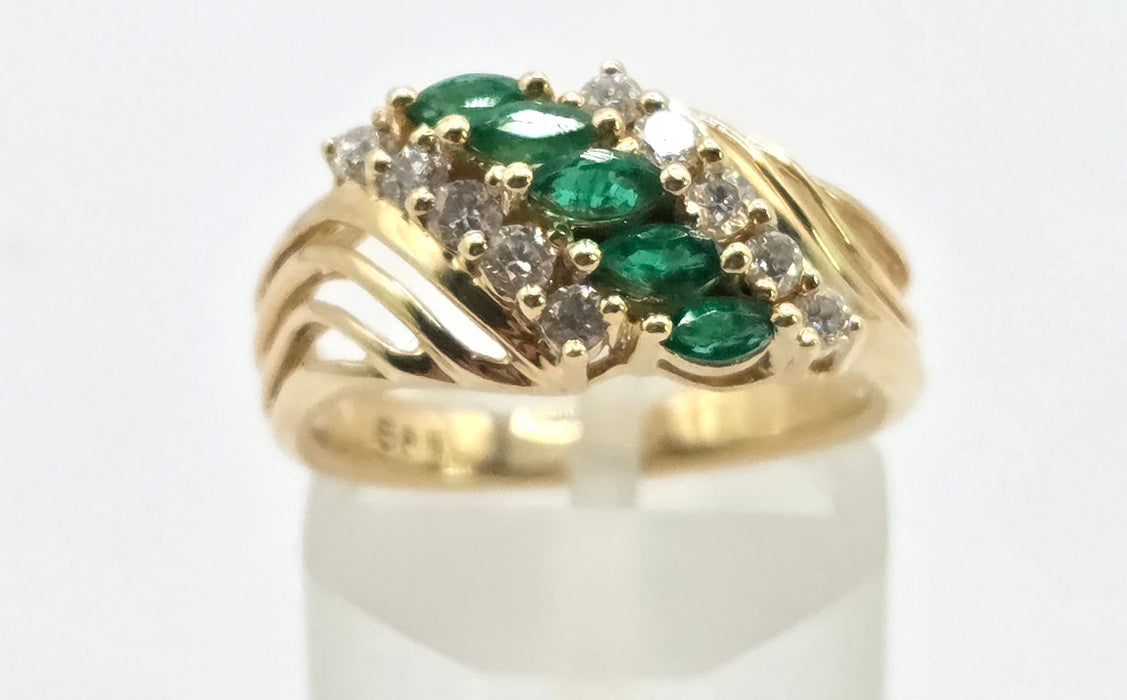 6252 Vintage: 14ct Yellow Gold Emerald & Diamond Cluster Ring
