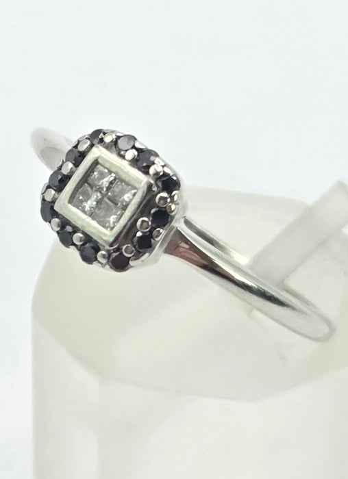6543 Vintage: 9ct White Gold Black & White Diamond Cluster Ring