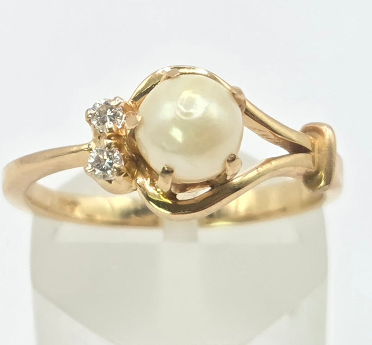 3254 Vintage: 18ct Yellow Gold Pearl & Diamond Ring